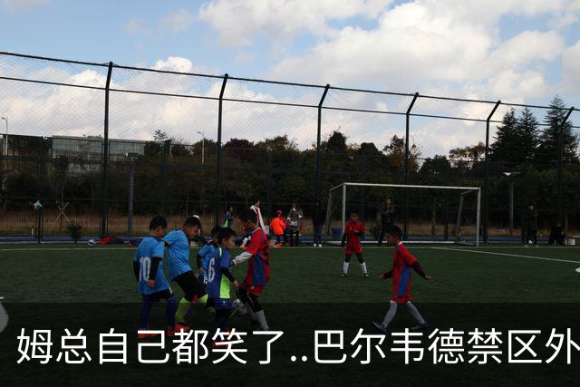 姆总自己都笑了..巴尔韦德禁区外远射，正好打在姆巴佩身上弹出
